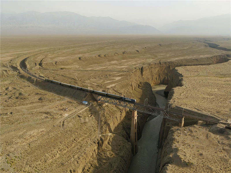 世界穿越沙漠最长的火车,一列火车穿过900米山洞