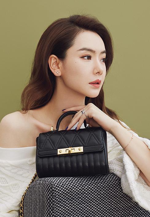 戚薇背的复古包,戚薇同款斜挎兔子包