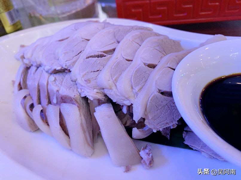 土豪请客吃饭300元,土豪一桌宴席500万