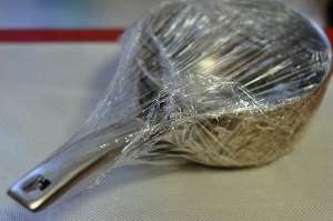 去除锅内的污垢的小妙招,炒菜的锅里面有黑色污垢怎么解决