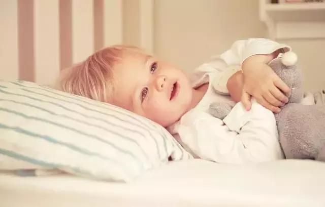 错误给宝宝睡枕头的危害,宝宝睡错枕头好吗