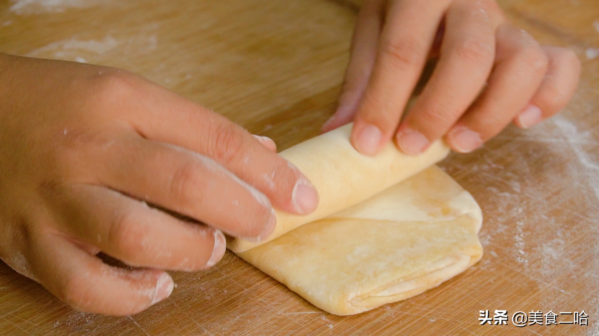面点师饼皮酥脆的和面方法,面点师教你做油炸饼的视频教程