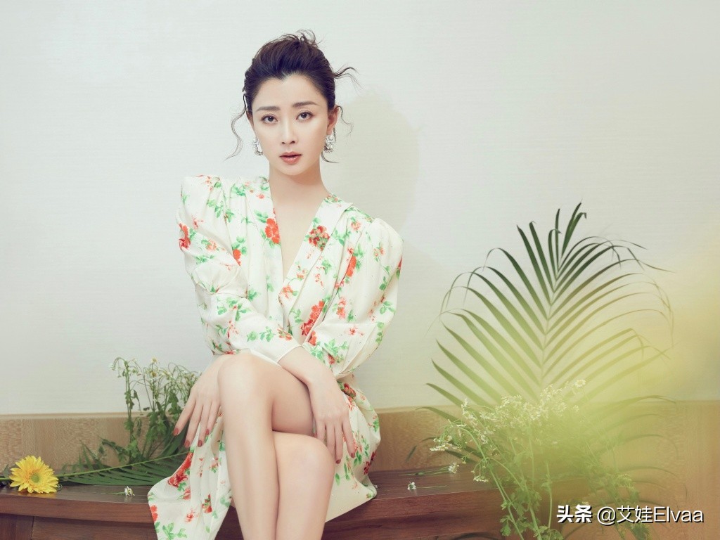 42岁殷桃发布会真拼，穿长裙为新剧跳舞，靠边站舞姿僵硬抢尽风头