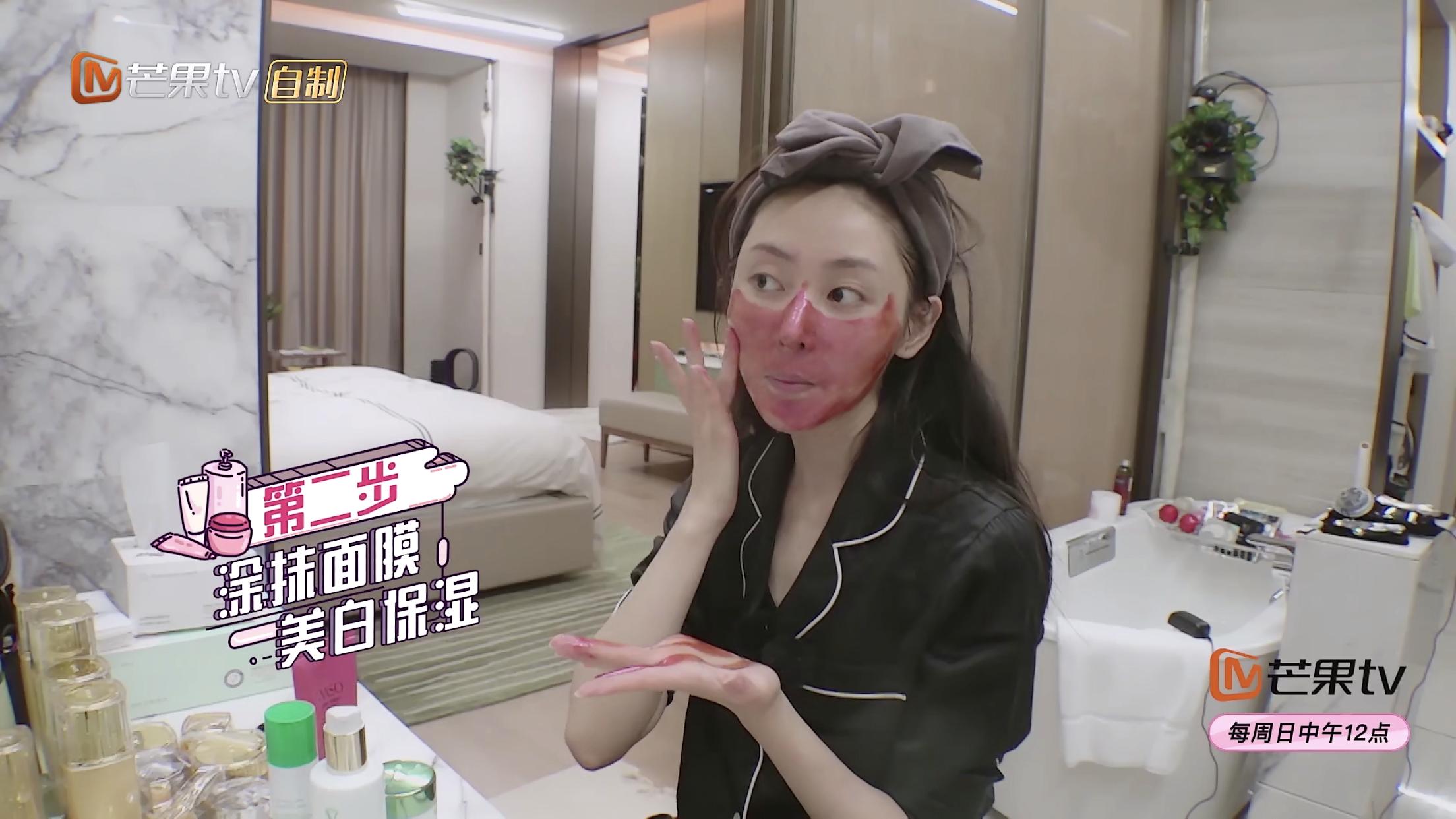 女明星爱脸有多疯狂？张天爱化妆台价值连城，连睡觉都要开美容仪