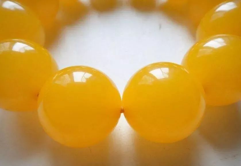 各种造假蜜蜡都会暴露出真身,蜜蜡造假的6大内幕学会避免被宰