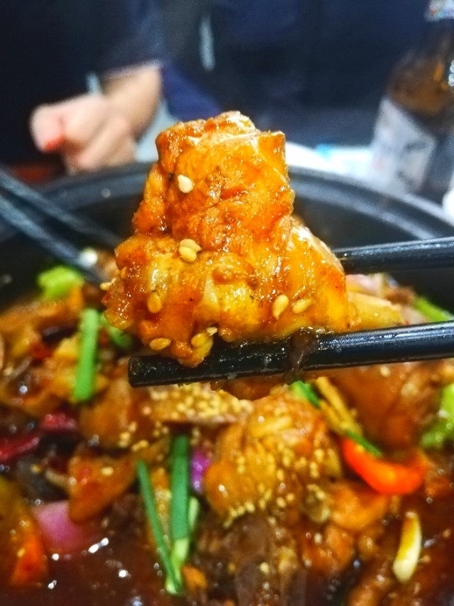 郑州十里铺街，来自于济源的知名炒鸡光光酱，味道果然可带劲儿啊