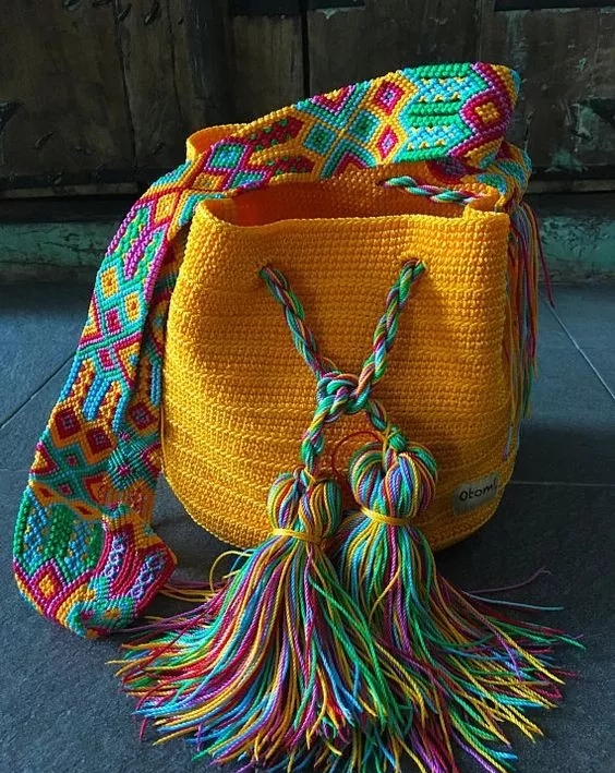 只需缝一条线的包包怎么做,钩包包虾片起头针法教程视频