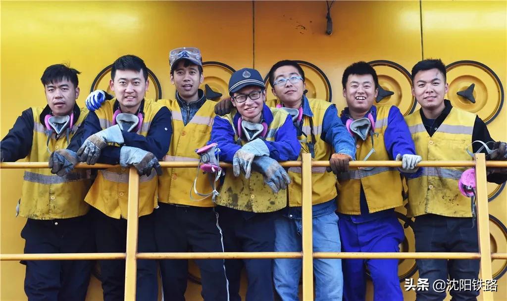 这是一列只有“纯爷们儿”的火车