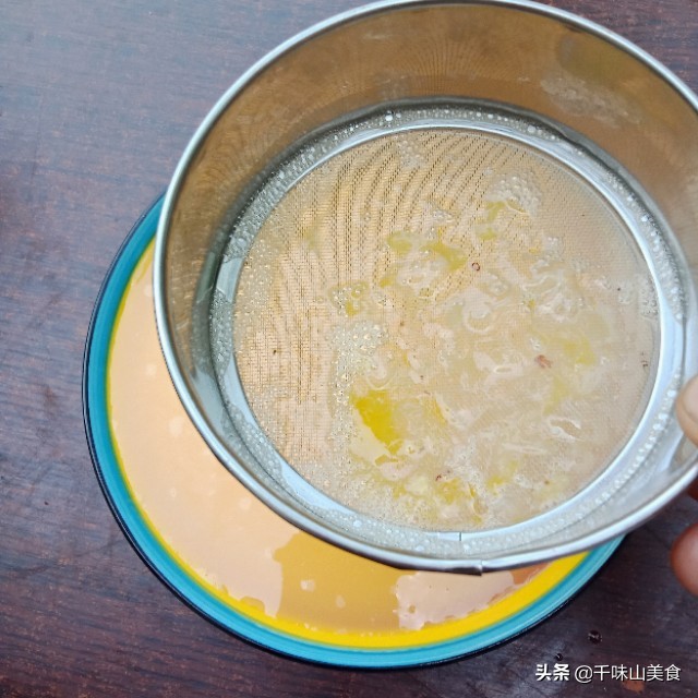 鸡蛋羹用这个方法蒸不老,冷水温水不重要,不腥,爽滑还没蜂窝