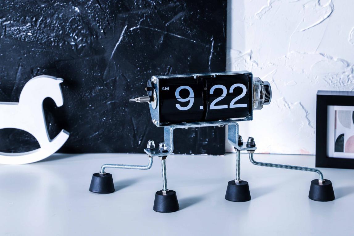 逆天了！没有指针屏幕，这块时钟居然靠翻页来计时