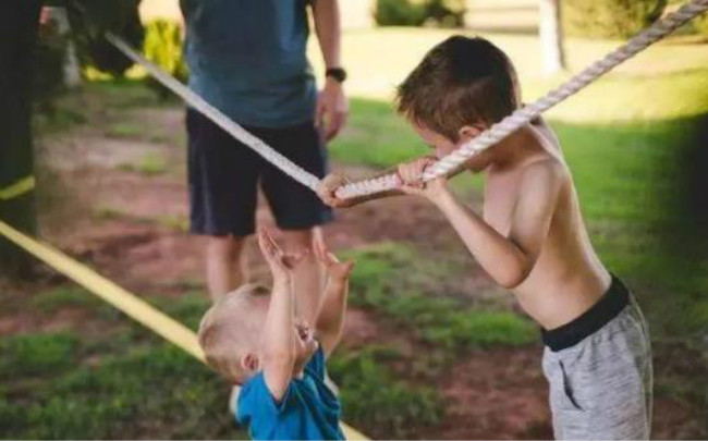 土耳其少女古灵精怪利用牛奶瓶巧拍飞机飞行画面，来学下拍照