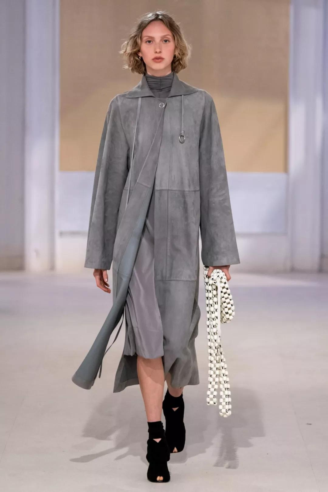 2020流行什么颜色的衣服,今年最流行的衣服颜色是什么颜色