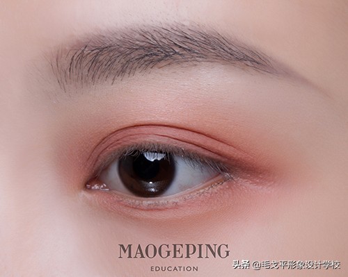 白色眼线日系温柔猫眼妆,日系眼妆眼影怎么选择色号