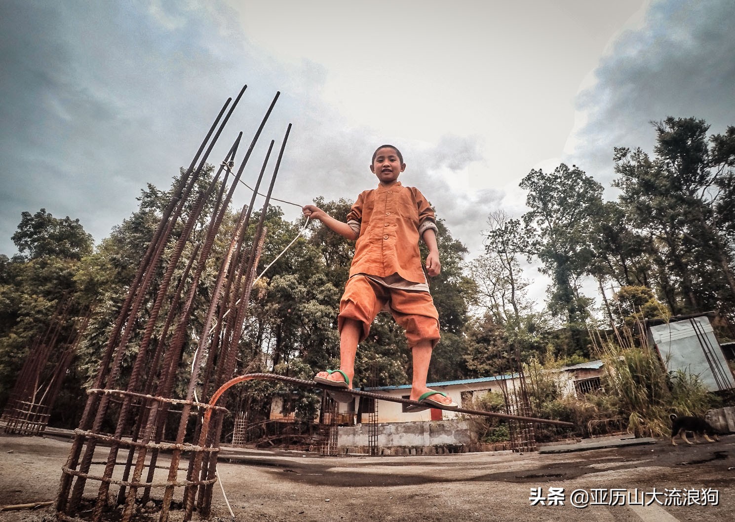 中缅边境的佛寺,旅途中遇到藏区僧人
