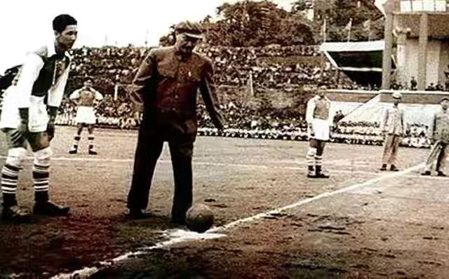 1964年,国足惨败,贺龙一气之下解散国足