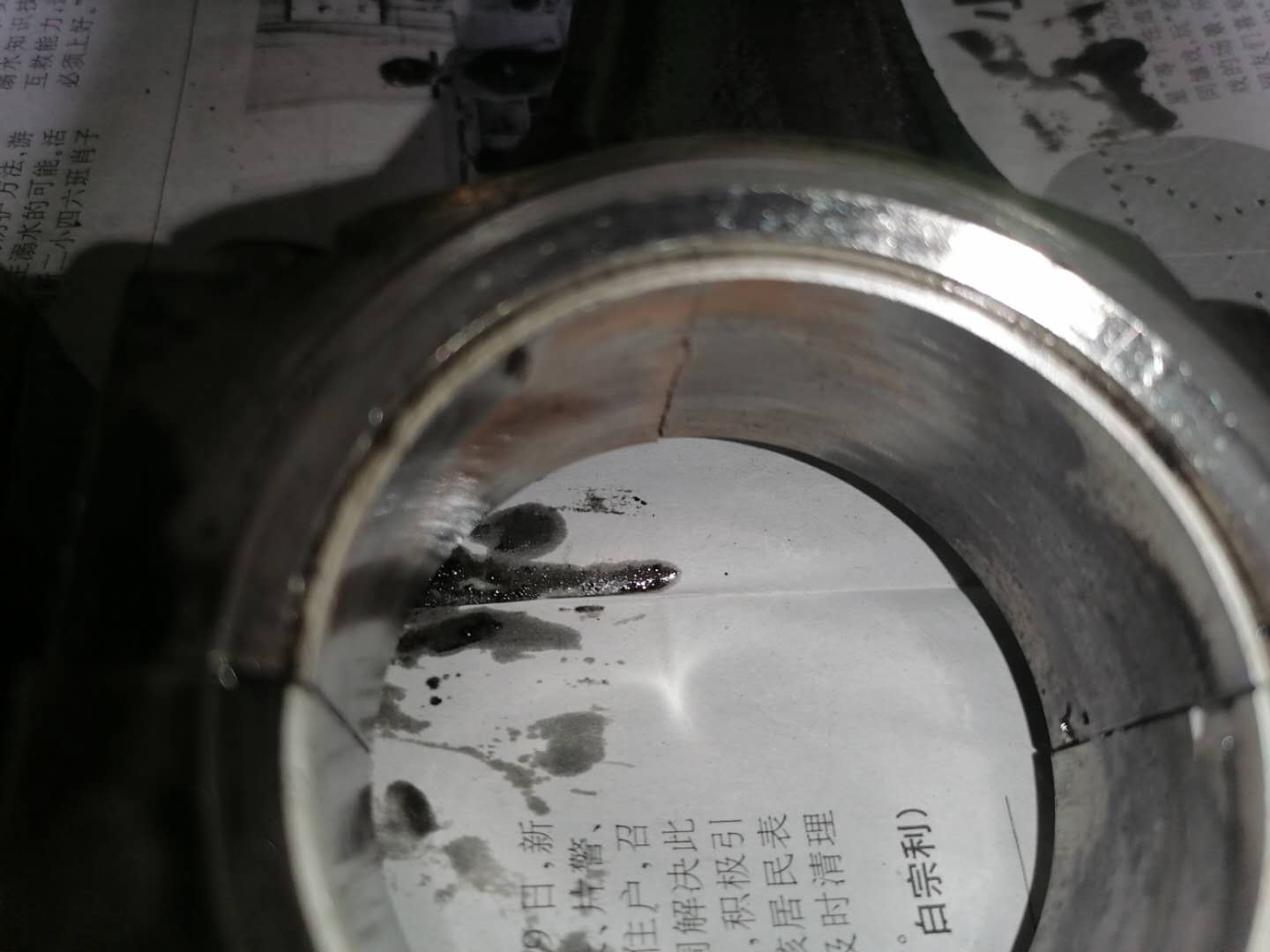 才跑4万公里货车烧机油怎么回事,发动机烧机油活塞发黑