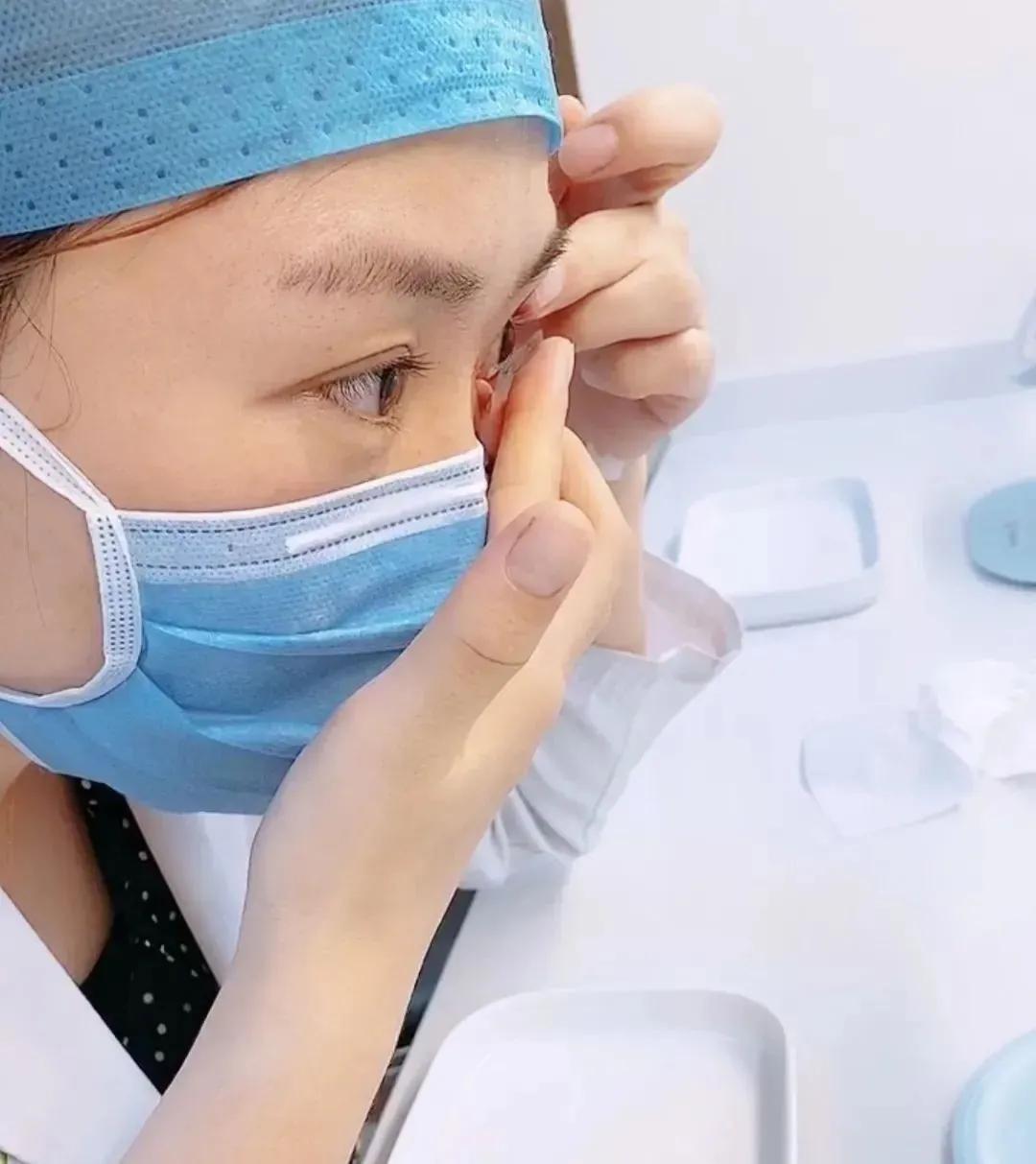 摘隐形眼镜有什么好方法吗,眼科医生告诉你隐形眼镜戴法