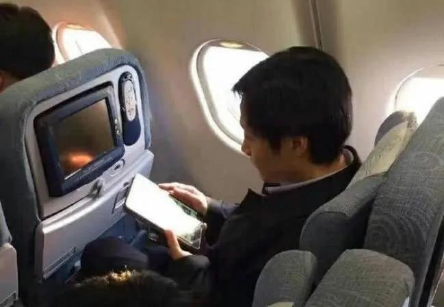 戴口罩直播一天卖300百万的雷军，像极了当初的李嘉诚。