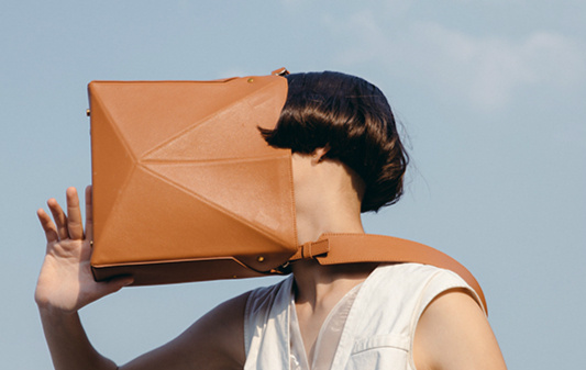 不要再背烂大街的双肩包了,别再背烂大街的轻奢包