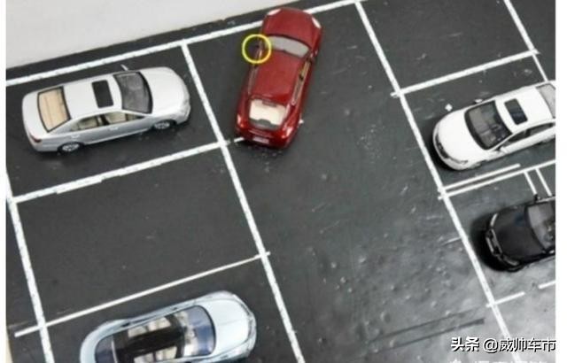 倒车入库两边都有车怎么能倒进去,倒车入库怎样防止刮蹭到两边的车