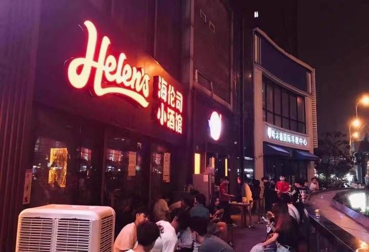 他生于江苏，曾是穷保安，却开300多家酒馆，月入1亿，凭啥？