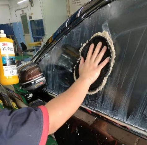 汽车内玻璃里面模糊不清怎么处理,为什么雨刮会刮的时候玻璃会模糊