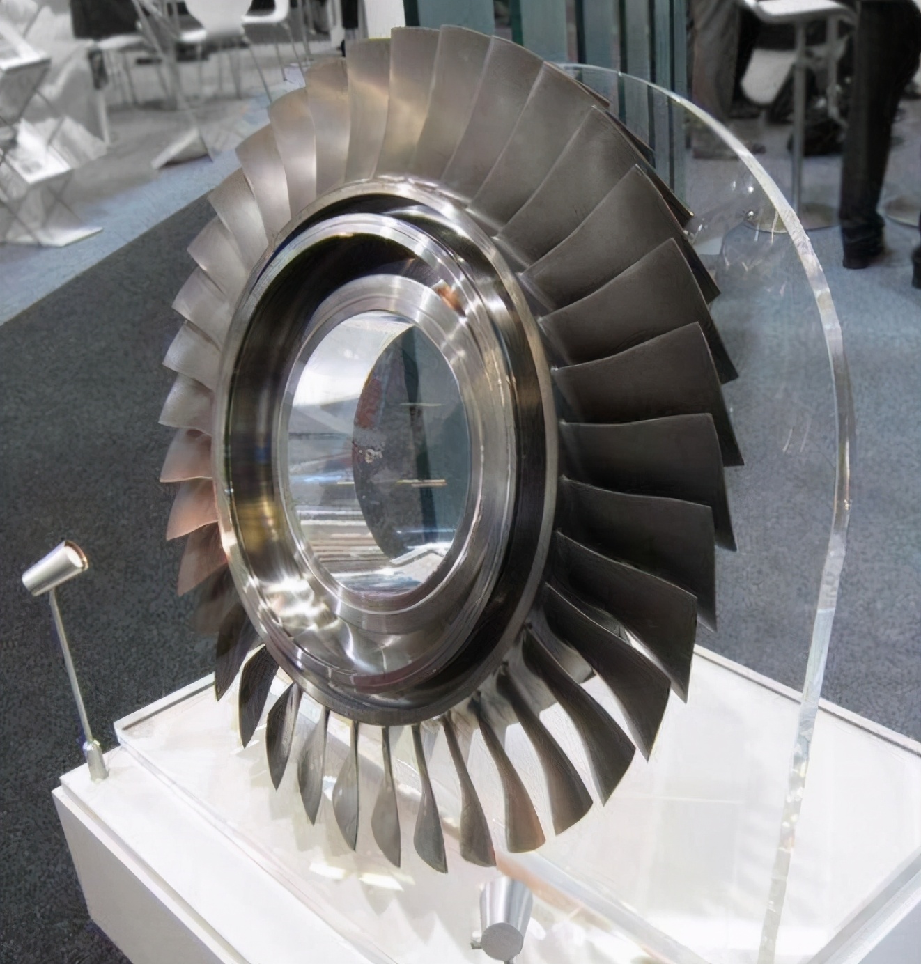 月薪六千、博士优先，9成航发学子逃离深造，航空发动机未来何方