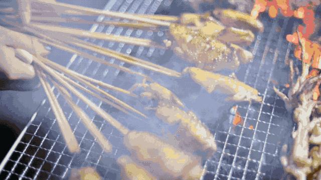 组队去火爆的玻璃屋民宿，星空下围炉火锅烧烤，唱k麻将，放烟花