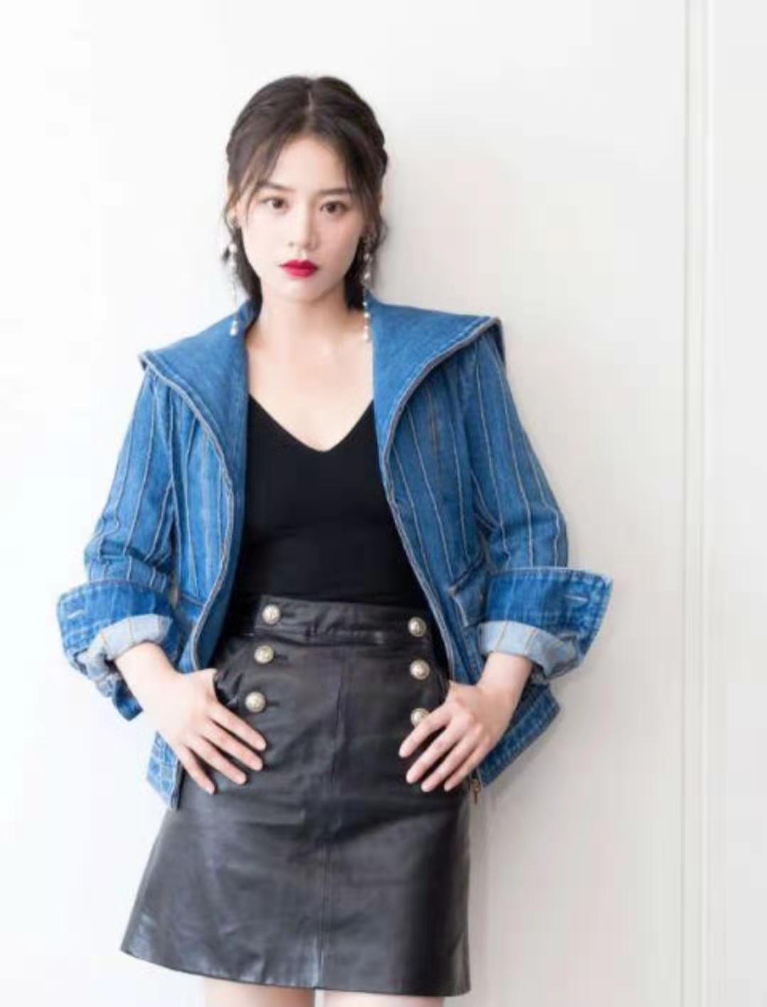 马思纯蓝色礼服现身,马思纯街边美照黑夹克