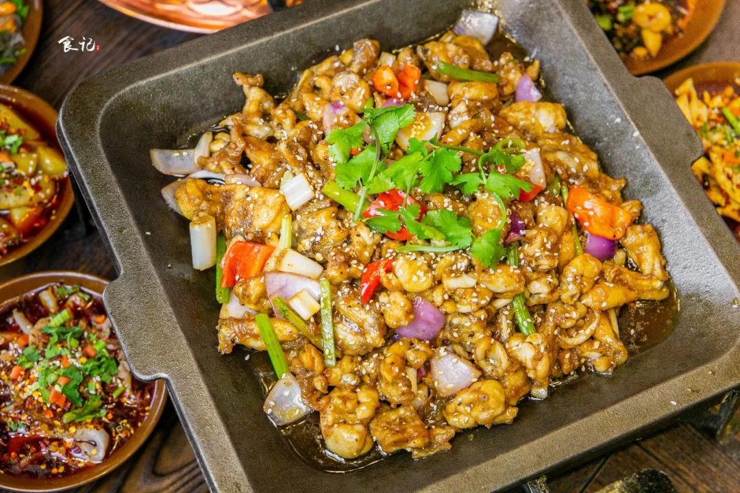 火爆襄阳的3层“壕锅”来袭！还有360°满到爆的龙虾牛蛙双子塔！