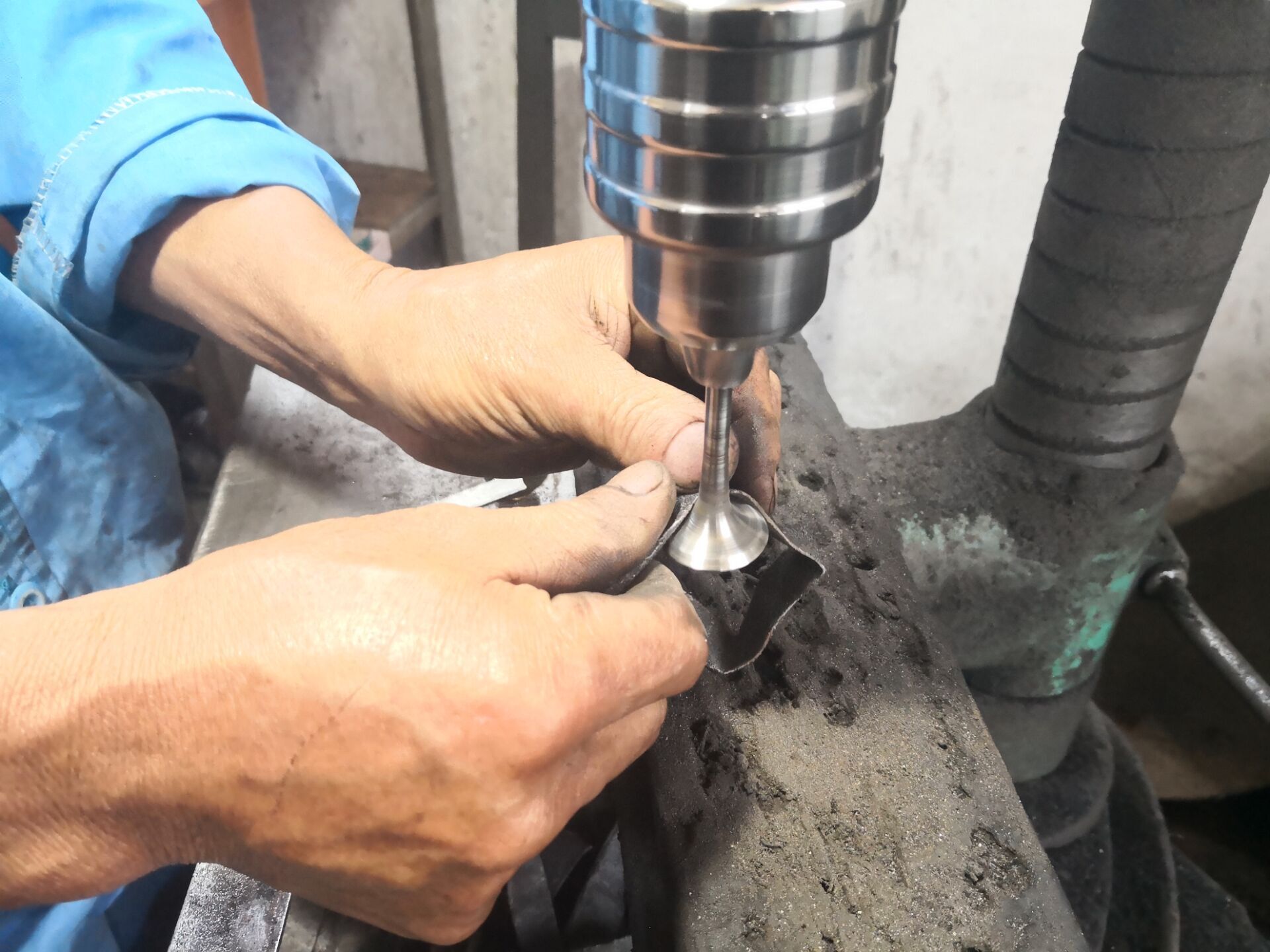 奥迪a6l2.0t气门油封烧机油,老款奥迪a6l2.0烧机油怎么解决