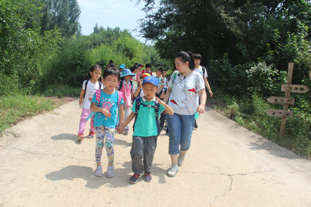 喂萌宠，捡鸡蛋，大自然里快乐多，精诚文化学校暑期班走进大自然