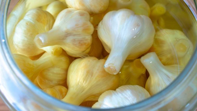 自制糖蒜的正确腌制方法,糖蒜这样做酸脆可口密封十天可吃