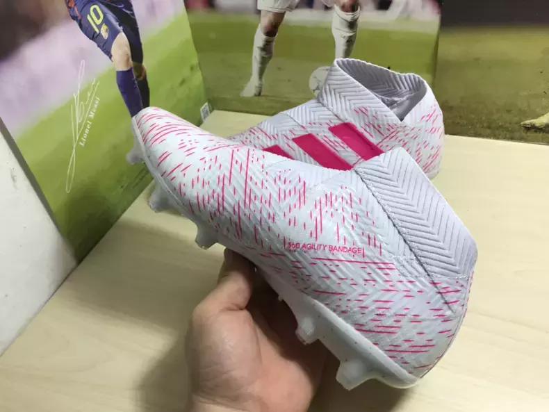 adidas足球鞋新配色,adidas短跑钉鞋