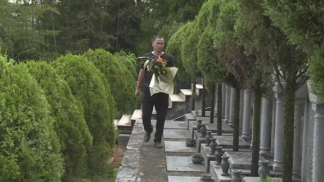 一村三代人守护无名烈士墓73年,一家三代为烈士守陵86年