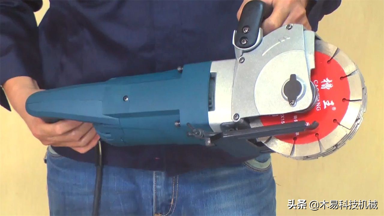 大叔研发“开槽神器”，每分钟8000转，90度角都能一次切完