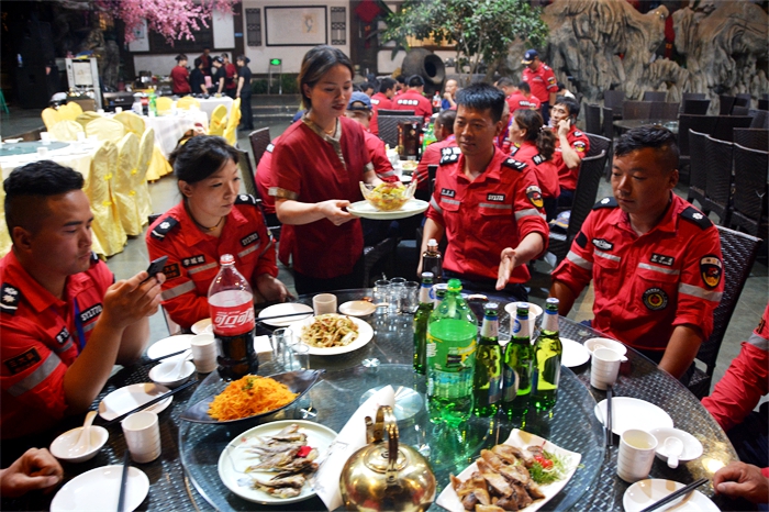 嵩县跨湖桥神鹰救援,洛阳神鹰救援队奔赴地震灾区