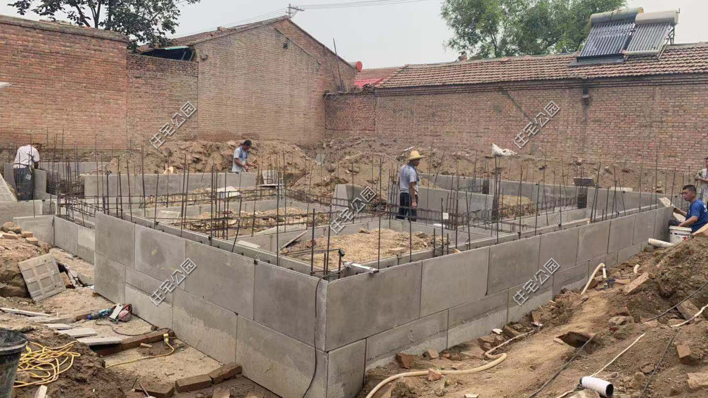 农村浇顶自建房,农村修建两层房屋15万小别墅