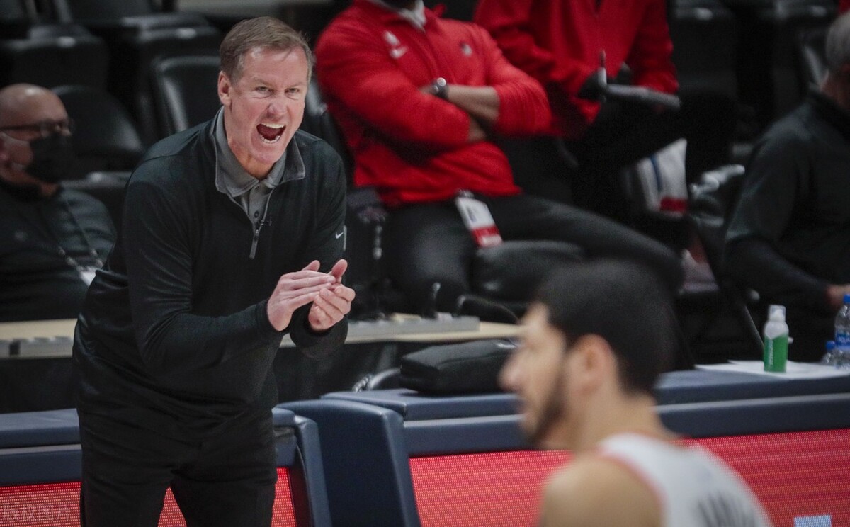 约基奇15分大胜,约基奇总决赛前三节不进攻