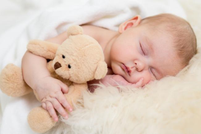 宝宝不小心跌下床怎么办,宝宝不小心掉地上发生意外