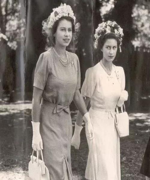 英国女王穿什么衣服最好看,英国女王的衣服为啥都是五颜六色