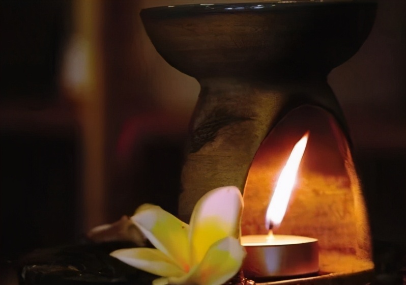 薰衣草精油对皮肤的功效,薰衣草精油保湿提亮肤色