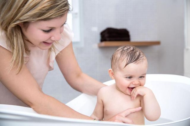 宝宝突然一洗澡就哭是怎么回事,宝宝洗澡哭得可伤心了