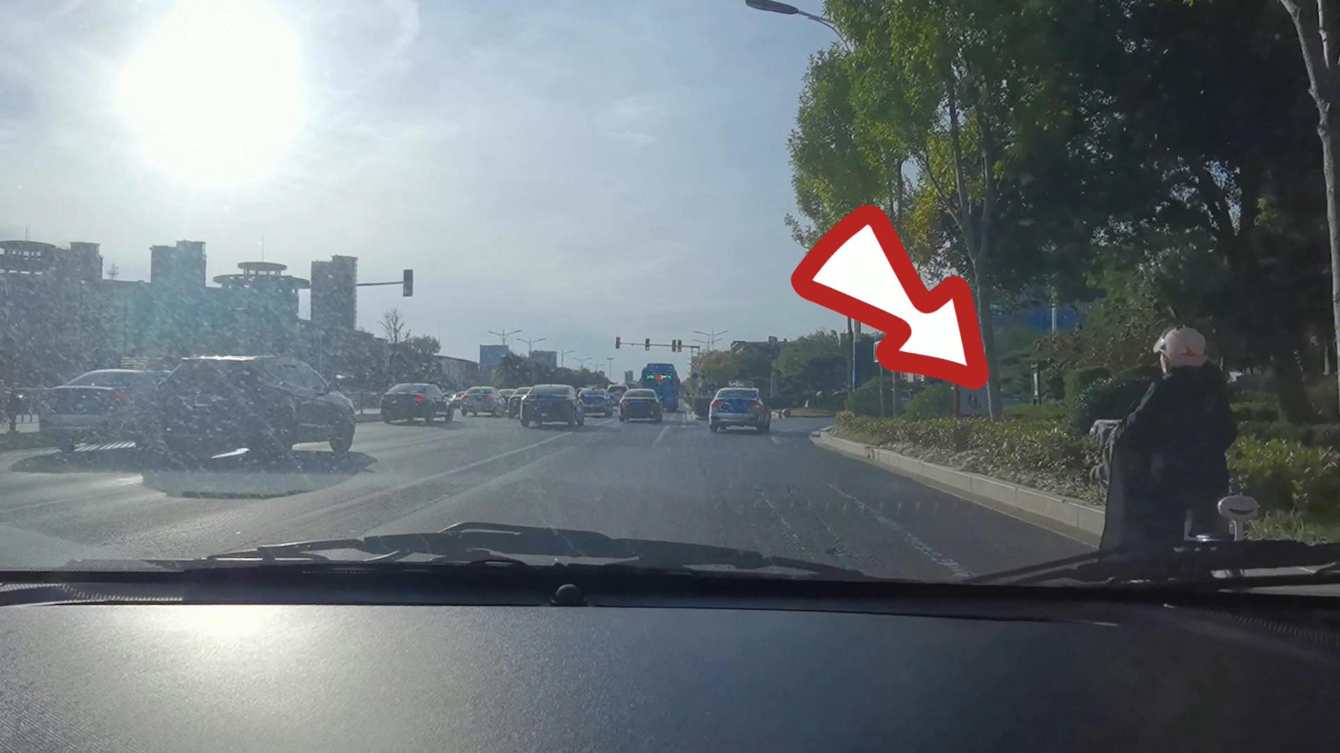 右转出车祸直行车道右转违章吗,开车右转违章的情况有哪些