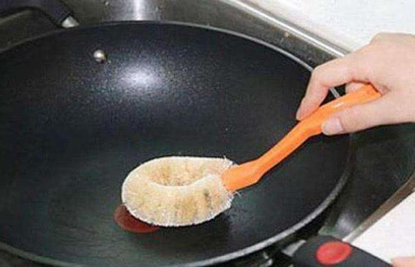 炒菜的铁锅粘锅且生锈怎么办,家里用铁锅炒菜怎么不粘锅