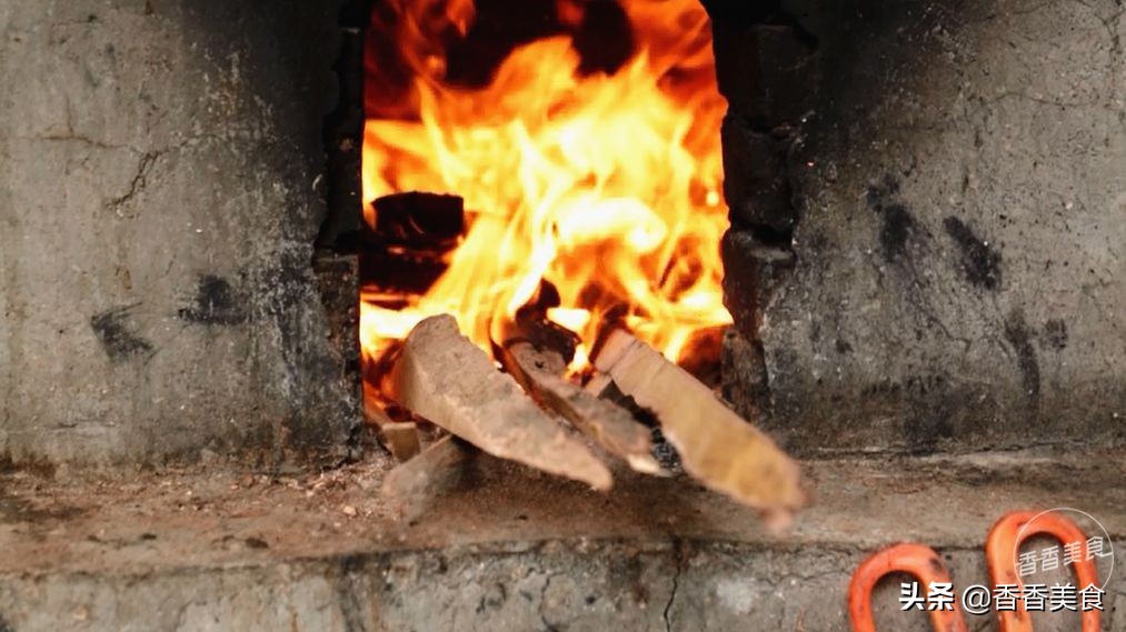 刀剁斧劈棒子夯，吃个鸡搁得住这样？