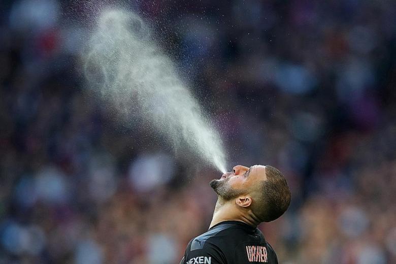 “吐出来”还是“咽下去”？关于足球和口水的那些事