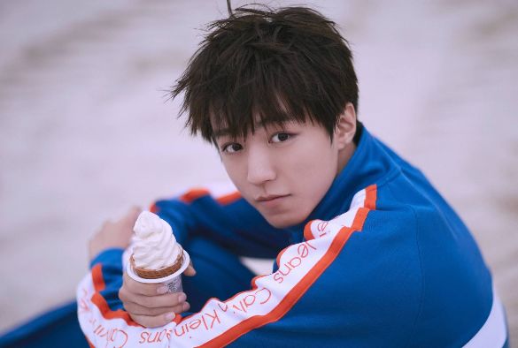 巅峰时期鹿晗王俊凯,明星去逛街被路人发现