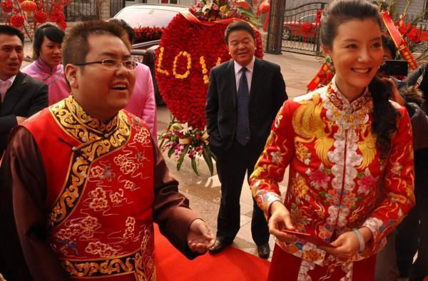 曾身价百亿高调迎娶女星，离婚甩手三亿给前妻，现负债累累成老赖