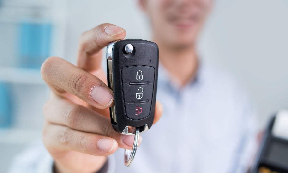 车钥匙锁车里了如何砸玻璃,车钥匙被锁在车里根本不用砸车窗